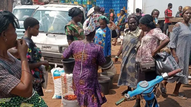 Ndị nọ n'ime ahịa n'ala Igbo