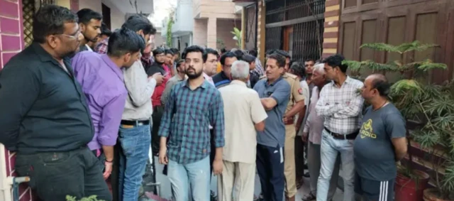 ਵਾਰਦਾਤ ਵਾਲੇ ਘਰ ਦੇ ਬਾਹਰ ਇਕੱਠੀ ਹੋਈ ਭੀੜ