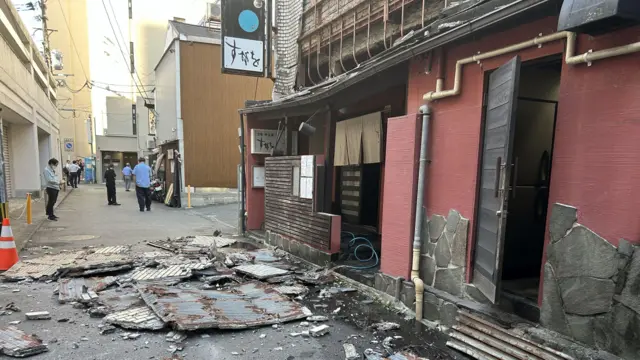 A parede externa de um restaurante desabou após o terremoto na cidade de Kumamoto, no sudoeste do Japão, em 28 de julho de 2026.