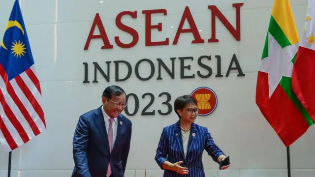 မြန်မာ့အရေးဆိုင်ရာ အာဆီယံအထူးသံဟောင်း ကမ္ဘောဒီးယားနိုင်ငံခြားရေးဝန်ကြီး(ဝဲ)နဲ့ အင်ဒိုနီးရှားနိုင်ငံခြားရေးဝန်ကြီး 