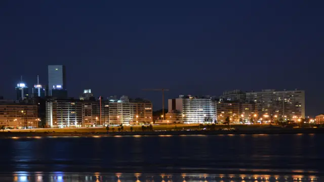 Vista nocturna de Montevideo