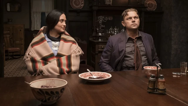 صحنه‌ای از فیلم، لئوناردو دی کاپریو در کنار لیلی گلاستون