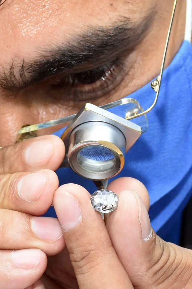 हिऱ्यांची पारख, पॉलिशिंग, पैलू पाडणे, अशी अनेक कामे सुरतमध्ये केली जातात.