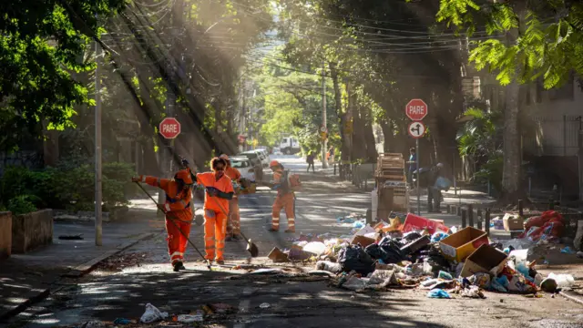 Garis fazendo a limpeza de rua no bairro do Grajaú, no Rio de Janeiro, em junho de 2023