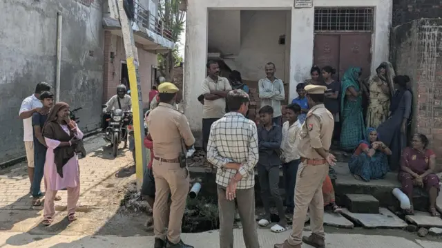 हरिओम वाल्मीकि की पत्नी पिंकी लगभग दस साल से अपने पति को छोड़कर ऊंचाहार मायके में रहती हैं.