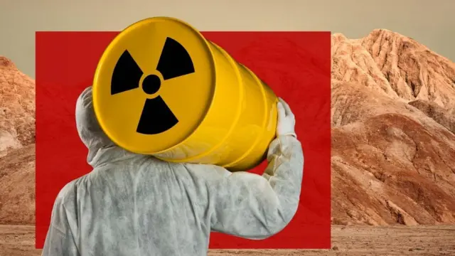 Una imagen compuesta muestra a un trabajador con un traje de protección contra materiales peligrosos que transporta un barril amarillo con el símbolo internacional de la energía nuclear, en dirección a una montaña árida.