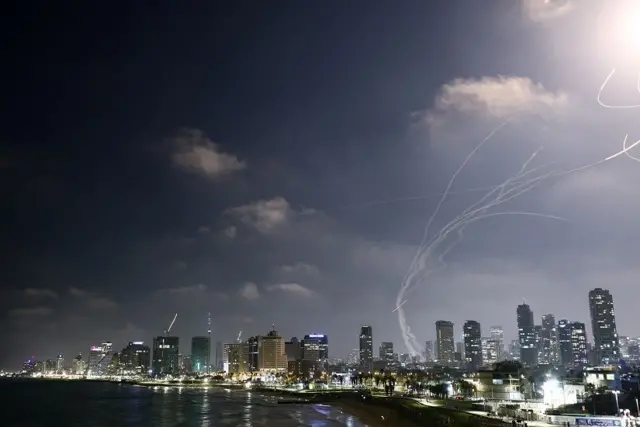 Sistem pertahanan udara Kubah Besi menangkal serangan rudal Iran di Tel Aviv, pada Jumat (13/06).