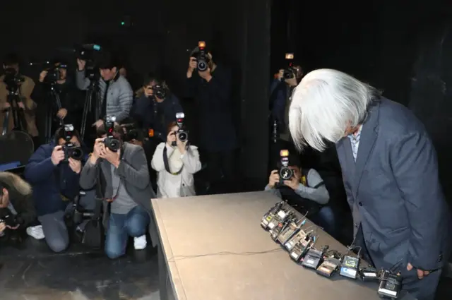 지난 2월 성폭력 폭로에 사과하는 연극연출가 이윤택