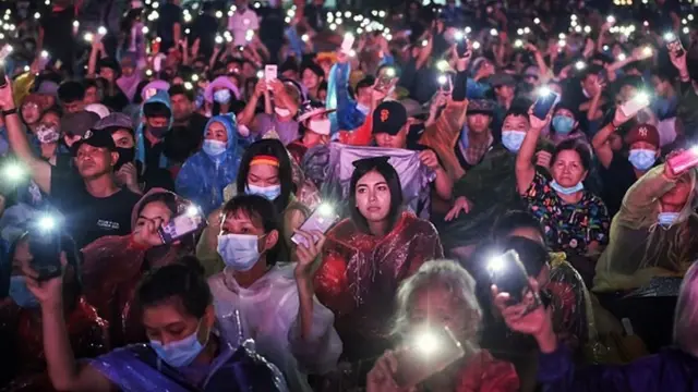 Участники акции намерены провести перед дворцом всю ночь