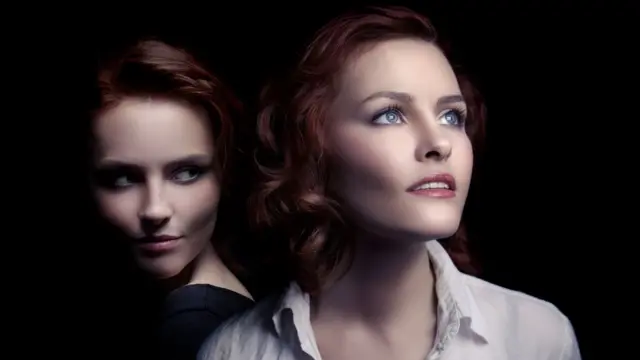 Два одинаковых женских лица