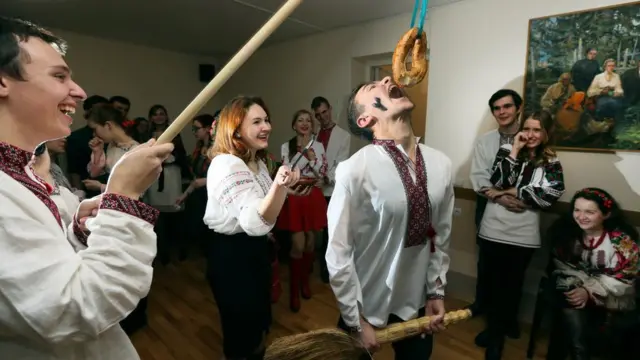 хлопець кусає калиту