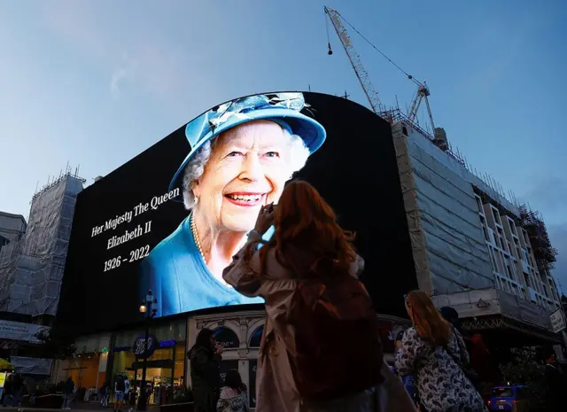 Una imagen de la Reina en Piccadilly Circus