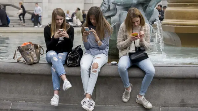 তরুণ-তরুণীরা তাদের দিনের একটা উল্লেখযোগ্য সময় কাটায় স্মার্টফোনে