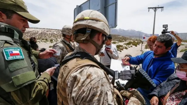 Control militar de migración en Colchane, Chile.