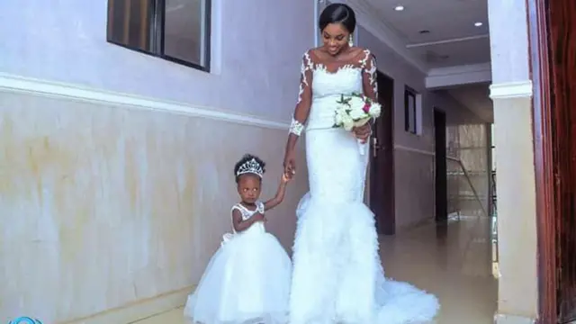 Iyawo tuntun ati ọmọ iyawo