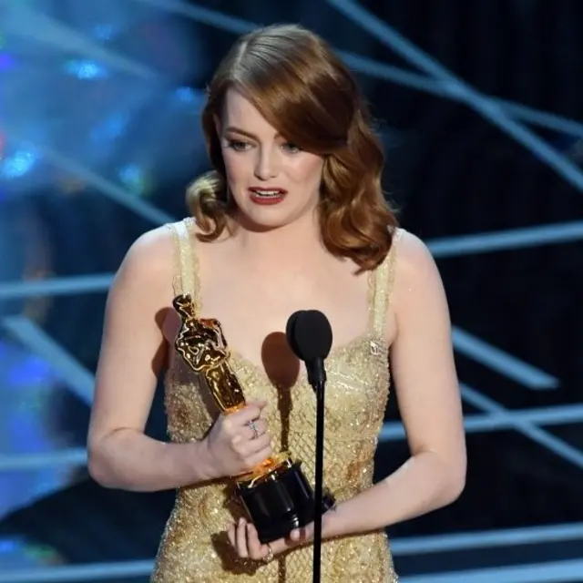 Emma Stone recibe su estatuilla