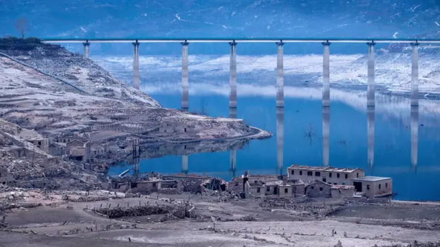 Lago bajo de la represa , rodeado de ruinas