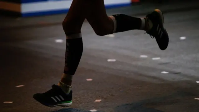 Las piernas de un corredor.