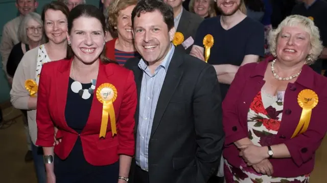 جو سوینسن و همسرش دانکن هیمز در شب انتخابات ۲۰۱۷