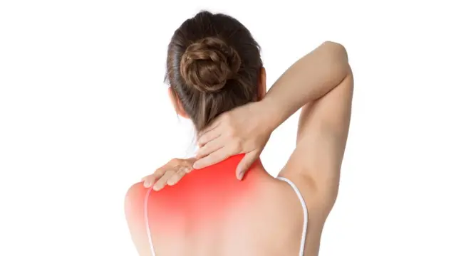 Mujer con dolor de cuello