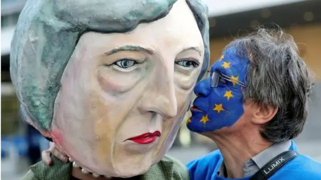 Кукла Терезы Мэй и сторонник ЕС