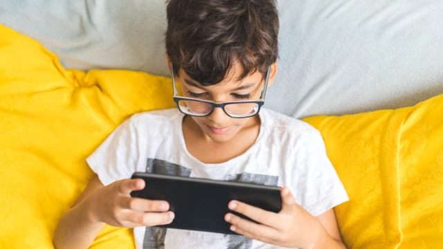 Niño mirando una tablet