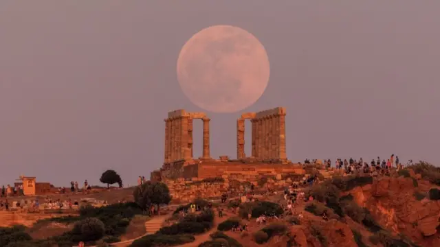 Na Grécia, pessoas se reuniram no Templocomo jogar o betnacionalPoseidon, pertocomo jogar o betnacionalAtenas, para observar a Lua antes do eclipse total