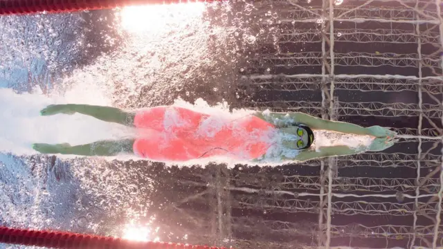 Efimova compite en 100 y 200 metros pecho.