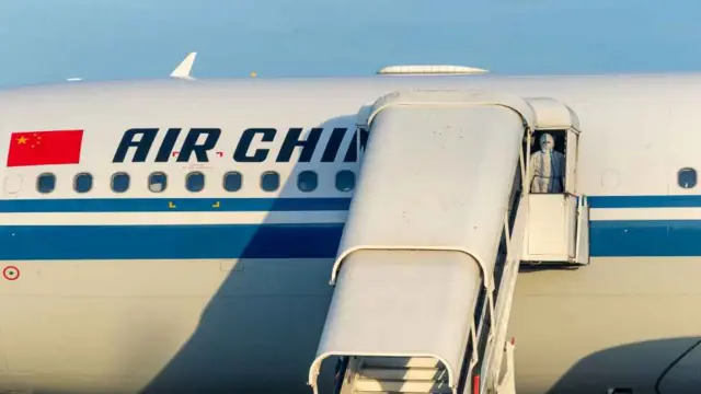 Wani mutum sanye da kayan kariya na leken waje ta cikin jirgin China da ya kai tawagar kwararrun kiwon lafiya daga China, da zasu tai maka musu wajen yaki da cutar Covid-19, an kawo kayan ma'aikatan lafiya filin jirgin sama na Robert Mugabe da ke Harare ranar 11 ga watan Mayu 2020.