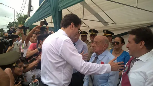 Jorge Sanjinez saludando al embajador de Francia en Perú. Jorge Sanjinez saludando al embajador de Francia en Perú.