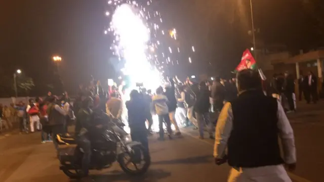 अखिलेश यादव के घर के सामने जश्न का माहौल