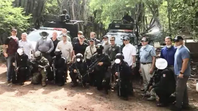 Funcioanrios de EE.UU. junto a militares mexicanos