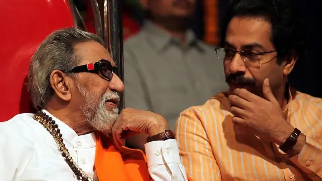 2012ம் ஆண்டு ஜனவரி மாதம் நடந்த சிவசேனை கட்சி கூட்டம் ஒன்றில் தந்தை பால் தாக்கரேவுடன் உத்தவ் தாக்கரே.