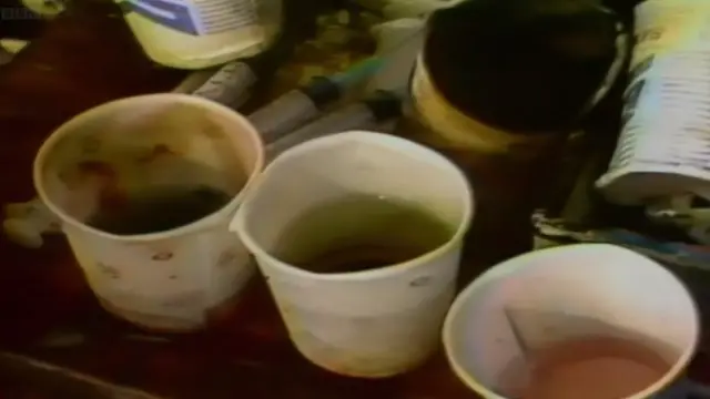 हेच ते सरबताचे ग्लास ज्यात सायनाईड मिसळलं होतं