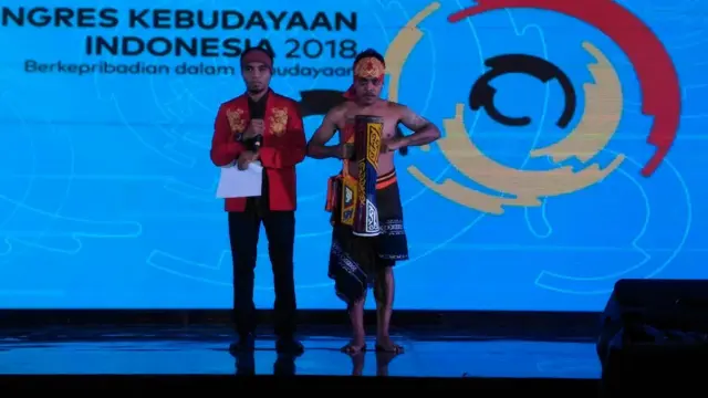 Iskandar Slameth (kiri) dan Ronal Regang menampilkan pertunjukan puisi dan tari di Kongres Kebudayaan Indonesia 2018