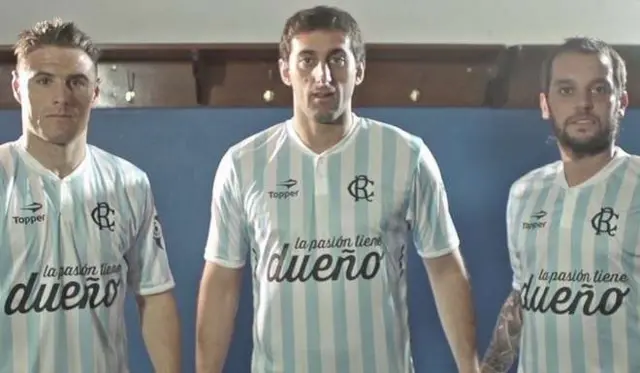jugadores con camisetas tipo retro