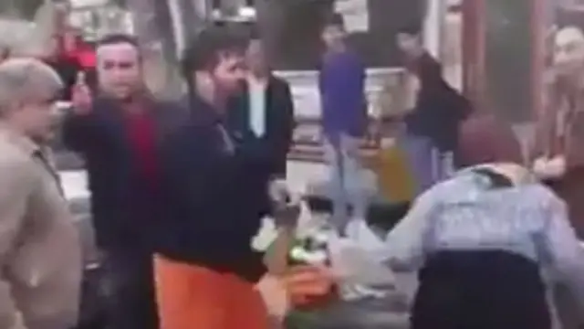 برخورد ماموران شهرداری با زن دستفروش فومنی
