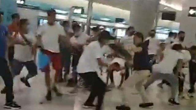 网络上多个视频显示，一批身着白衣、戴口罩的人士涉嫌用棍棒追打市民。