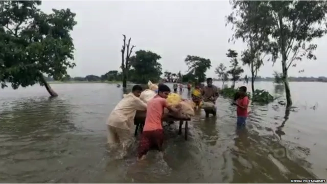 बाढ़ में फंसे लोग