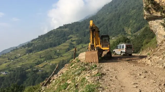 कास्कीको घान्द्रुक गाउँ जानको लागि बनेको सडक