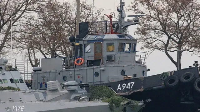 Росія, затримавши українські кораблі, звинуватила їх в незаконному перебуванні у територіальних водах Росії. Україна не вважає їх російськими.