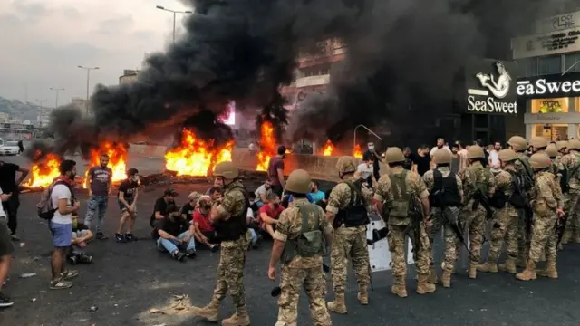 Protes dan petugas keamanan di Lebanon