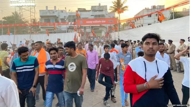 सभा ऐकण्यासाठी येत असलेले तरुण.