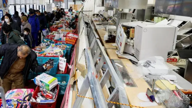 被災後に再開した輪島市のスーパーに並ぶ人たち（6日、輪島市）