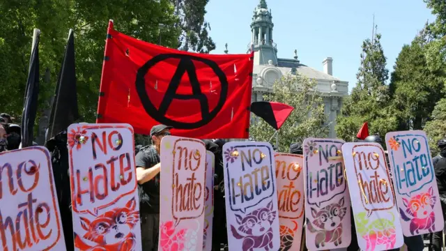 Người biểu tình nhóm Antifa và các nhóm phản đối tụ tập tại công viên Martin L.King Jr hôm 27/8