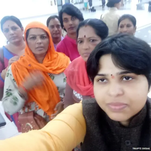 कोची विमानतळावर देसाई त्यांच्या कार्यकर्त्यांसह