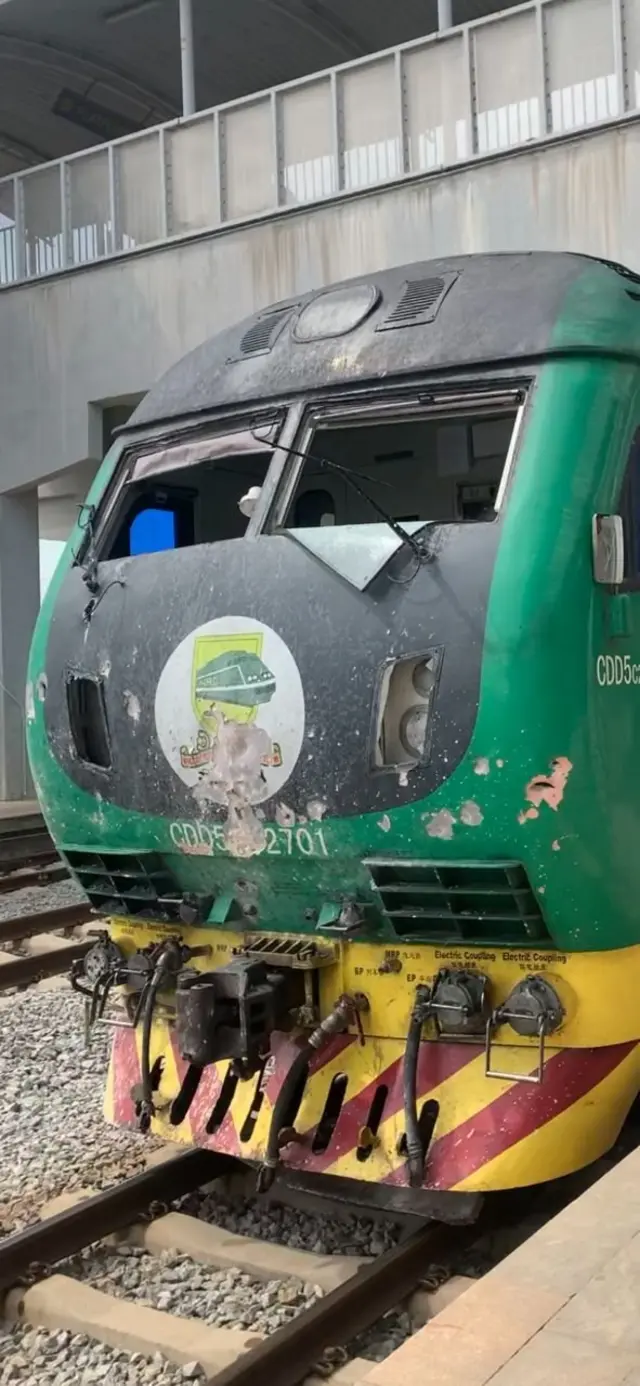Foto of di badly damaged train