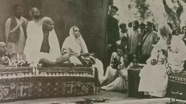 சாந்தி நிகேதனில் நடந்த விழாவில் மகாத்மா காந்தியுடன் ரவீந்திரநாத் தாகூர்