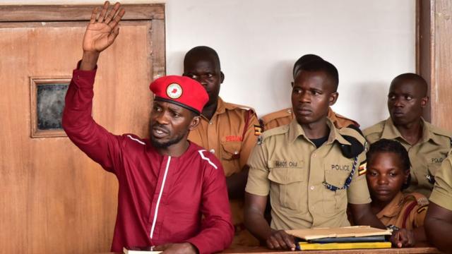 Le député Kagulanyi Robert, alias la pop star ougandaise Bobi Wine, figure de proue de l'opposition, a été arrêté le 29 avril, suite à une manifestation qu'il avait organisée l'année dernière, a déclaré son avocat.