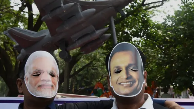 મોદી અને અંબાણીના માસ્કમાં બે લોકો